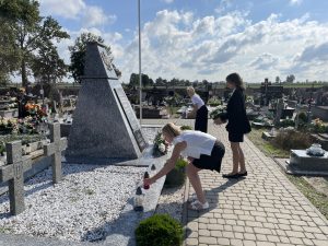 Uroczystość rozpoczęcia roku szkolnego 2021/2022. Złożenie kwiatów na Grobie Nieznanego Żołnierza.