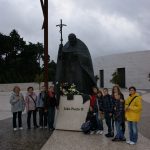 Przy-pomniku-Papieża-Polaka-w-Fatimie
