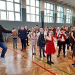 Grupa uczniów uczy się nowych kroków tańca