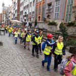 Grupa dzieci idzie ulicą Starego Miasta w Gdańsku.