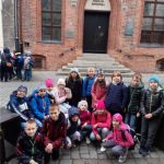 Uczniowie kl. IIa przed domem Mikołaja Kopernika
