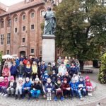 Uczestnicy wycieczki przy pomniku Mikołaja Kopernika