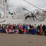 Uczestnicy wycieczki przed statkiem "Dar Pomorza".