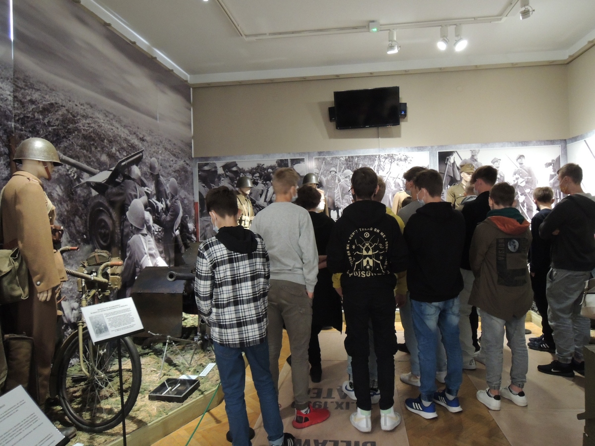 Zdjęcie przedstawia uczniów klasy ósmej podczas zajęć na ekspozycji w Muzeum Bitwy nad Bzurą.