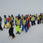 Grupa uczestników zimowiska w czasie rozgrzewki przed zajęciami na stoku CzerwienneSki.