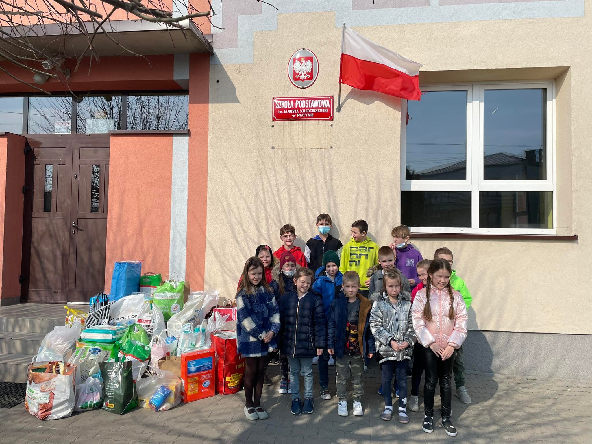 Zbiórka dla dzieci z Ukrainy przebywających w Ośrodku Mazowsze w Soczewce - reprezentanci klas