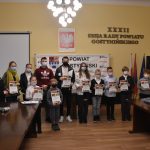 Wspólne zdjęcie laureatów X Powiatowego Konkursu Fotograficznego „Przyroda Gostynińska w Obiektywie” podczas wręczenia dyplomów i nagród w siedzibie Starostwa.