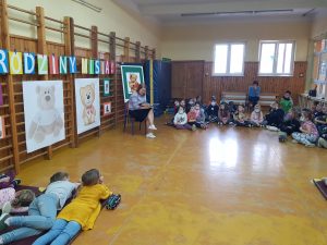 Dzieci słuchają fragmentu książki Niebieska niedźwiedzica