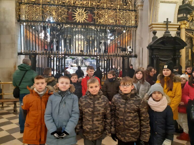 Uczniowie klasy III i VI w kaplicy jasnogórskiej.