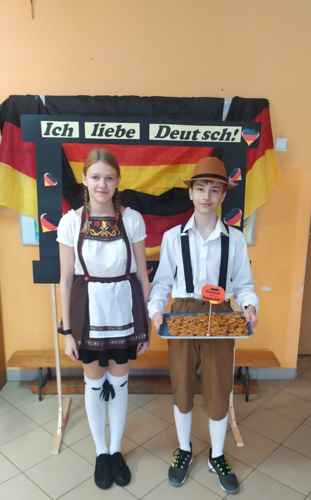Uczniowie klasy VIII prezentujący się w bawarskich strojach ludowych.