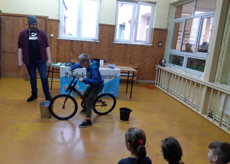 Jeden z uczniów uczy się jeździć na rowerze, w którym wszystko jest odwrotne.