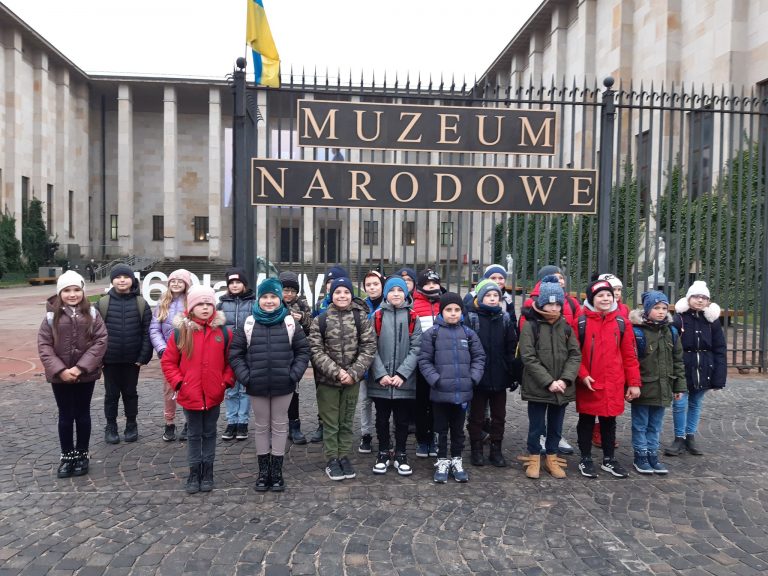 Uczniowie klasy IIIa i IIIb przed Muzeum Narodowym.