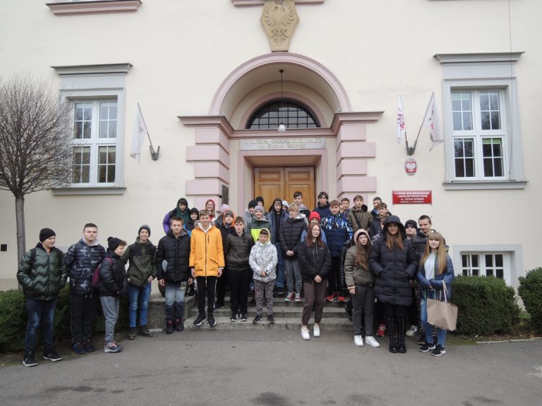 Uczniowie przy wejściu do Liceum im. Stefana Batorego, do którego uczęszczali bohaterowie Kamieni na szaniec.