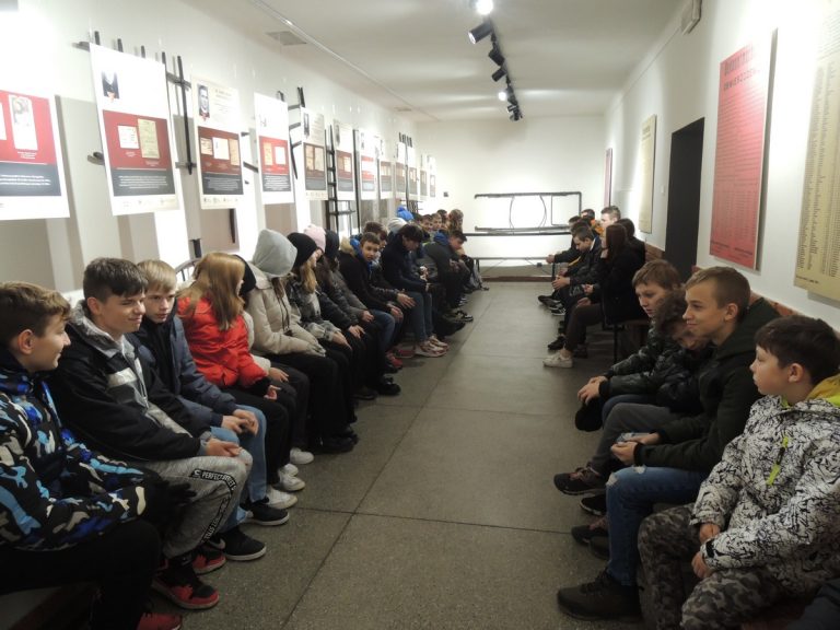 Uczniowie słuchają nagrań fragmentów grypsów opowiadających o dramatycznych przeżyciach więźniów Pawiaka.