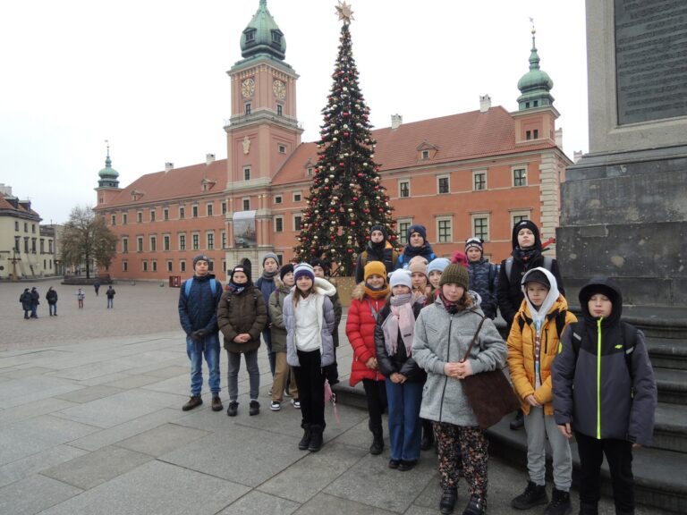 Uczestnicy wycieczki przy Kolumnie Zygmunta na tle Zamku Królewskiego