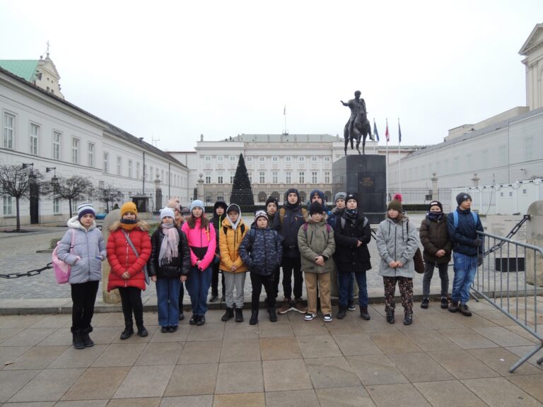 Uczestnicy wycieczki przed Pałacem Prezydenckim