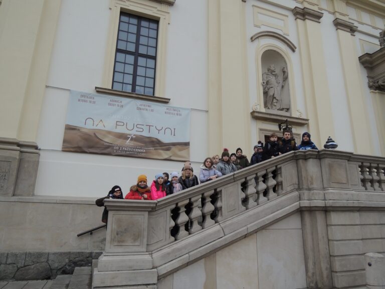 Dzieci na schodach kościoła Świętego Krzyża przy Krakowskim Przedmieściu.