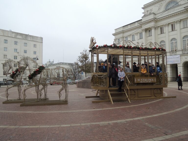 Szóstoklasiści przy świątecznych dekoracjach na Krakowskim Przedmieściu.