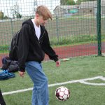 Chłopiec w konkurencji odbijania piłki nożnej.