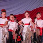 Grupa najmłodszych uczniów tańcząca poloneza