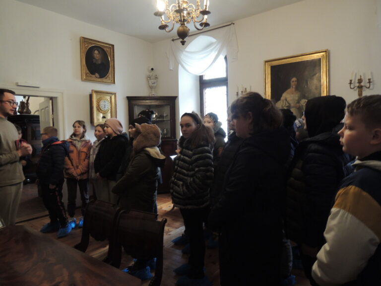 Uczniowie słuchają opowieści o historii oporowskiego zamku.