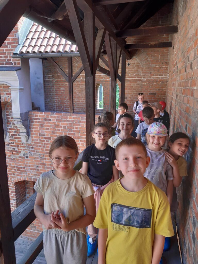 Uczniowie zwiedzają zamek