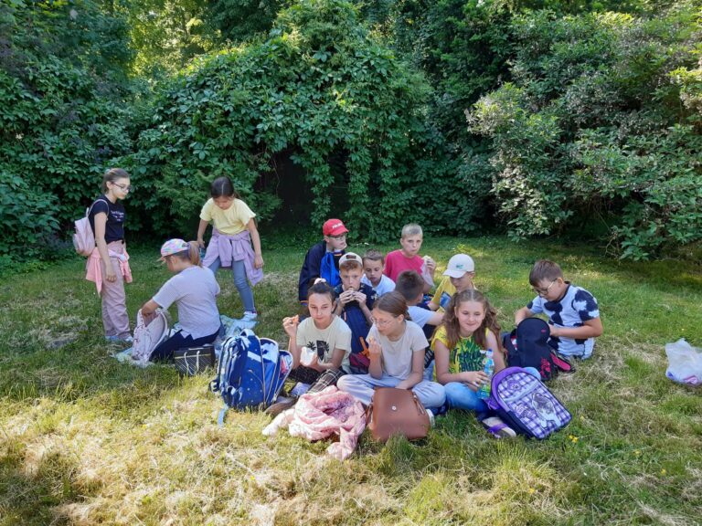 Uczniowie podczas pikniku