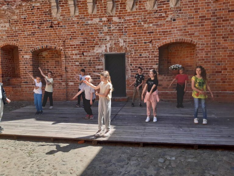 Taniec uczniów na dziedzińcu zamku