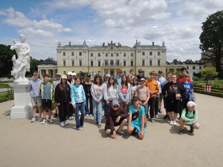 Uczestnicy wycieczki w ogrodach pałacu Branickich