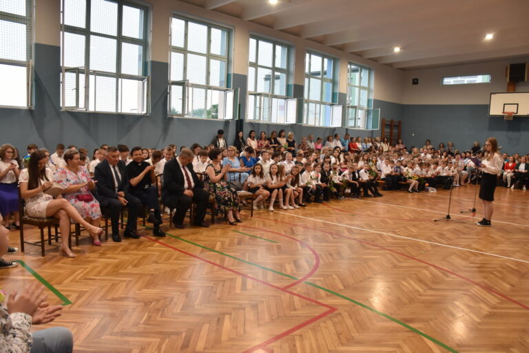 Przewodnicząca Szkoły wita zaproszonych gości, nauczycieli, pracowników  Szkoły, rodziców, uczniów  na uroczystości zakończenia roku szkolnego 2022/2023.