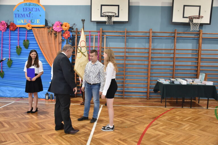 Pan Dyrektor Jarosław Komar  dziękuje uczniom zaangażowanym  w działalność SU.
