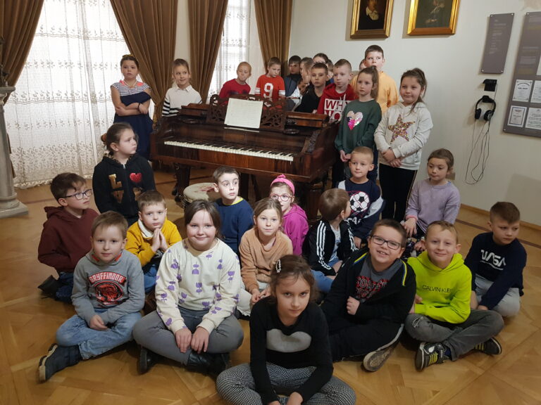 Klasa Ia i II przy fortepianie