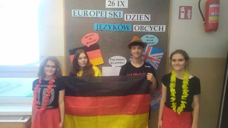 Zaprezentowanie się uczniów klasy VIII w kolorach flagi Niemiec.