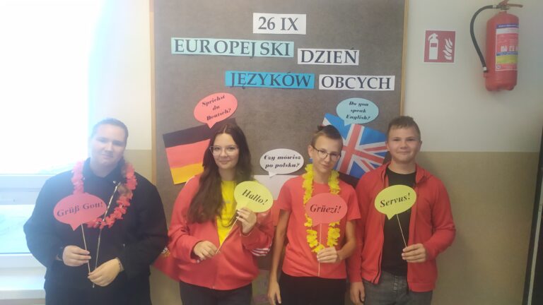 Uczniowie klasy VIII ze zwrotami na powitanie używanych w krajach niemieckojęzycznych. 