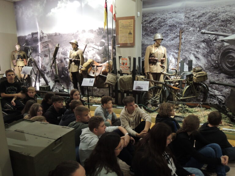 Uczniowie słuchają informacji o uzbrojeniu polskiej armii podczas kampanii wrześniowe 1939 roku.