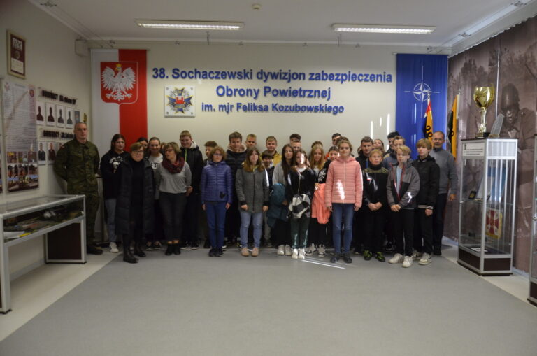 Pamiątkowa fotografia uczestników wycieczki w sali pamięci 38 Sochaczewskiego dywizjonu zabezpieczenia Obrony Powietrznej.