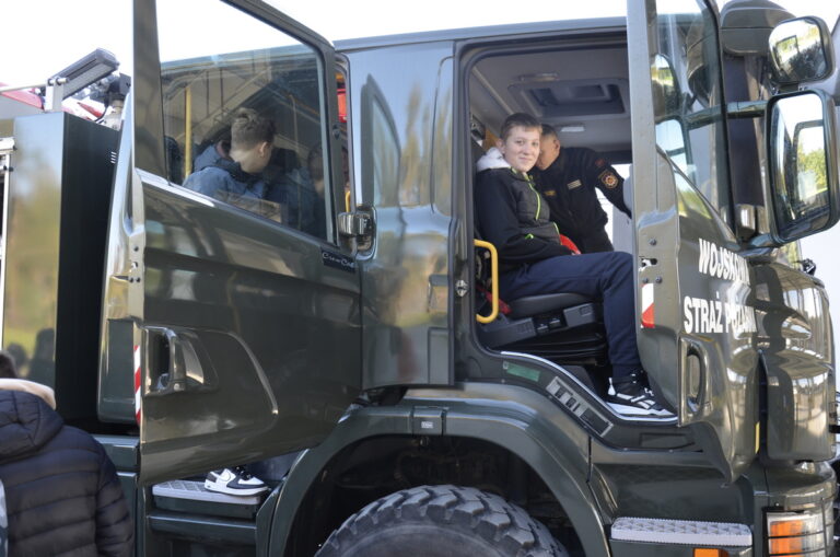Uczniowie testują wyposażenie Wojskowej Straży Pożarnej 38 Sochaczewskiego dywizjonu zabezpieczenia Obrony Powietrznej.
