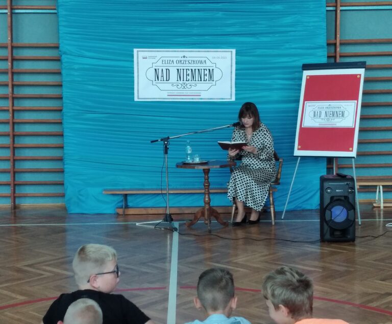 Pani Agnieszka Marciniak czyta fragment Nad Niemnem