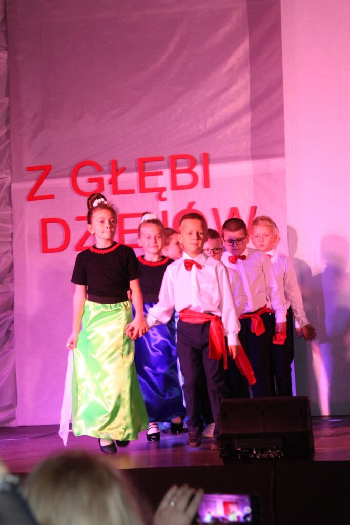 Uczniowie z kl. I – III tańczą mazurka