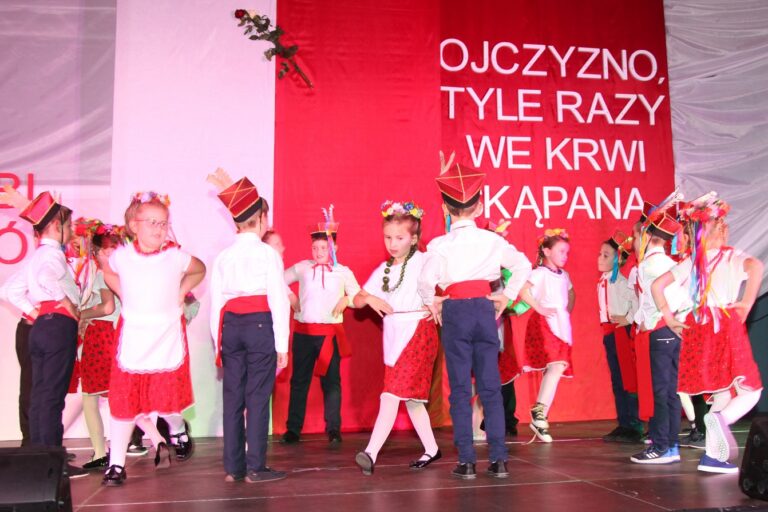 Uczniowie z kl. I – III tańczą krakowiaka