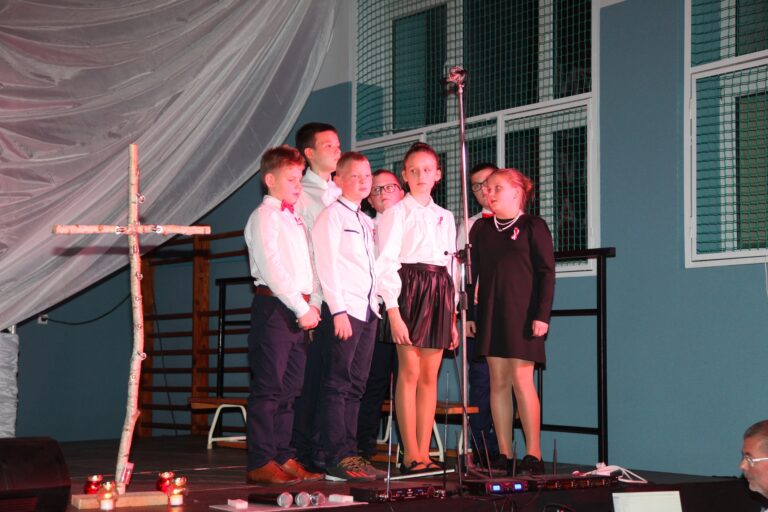 Grupa uczniów z kl. IV i V podczas śpiewu