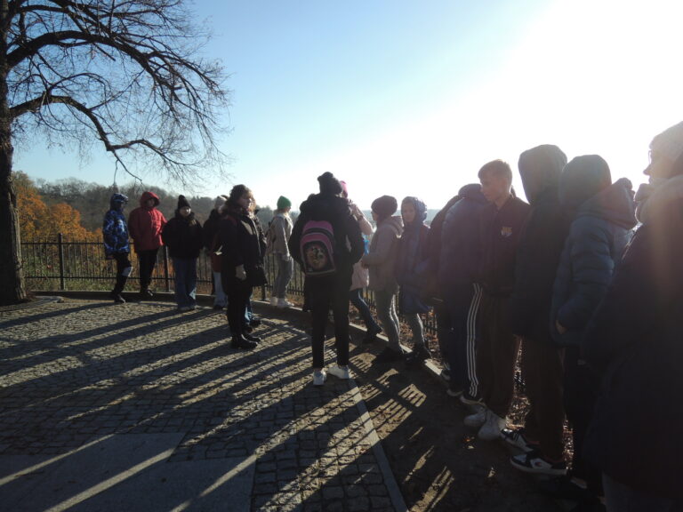 Uczestnicy wycieczki podziwiają panoramę Płocka ze wzgórza