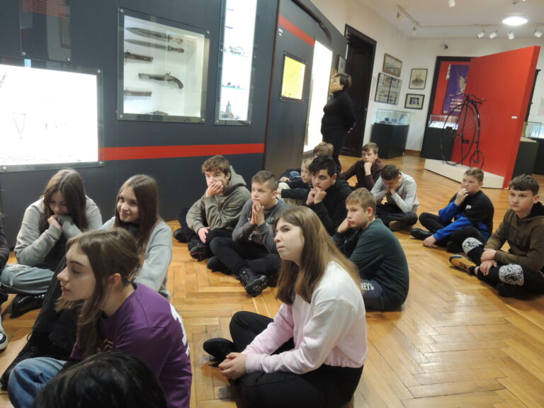 Uczniowie w czasie zajęć edukacyjnych w muzeum.