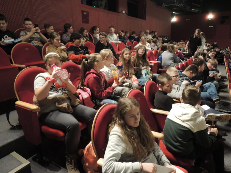 Uczniowie na widowni Teatru Dramatycznego w Płocku