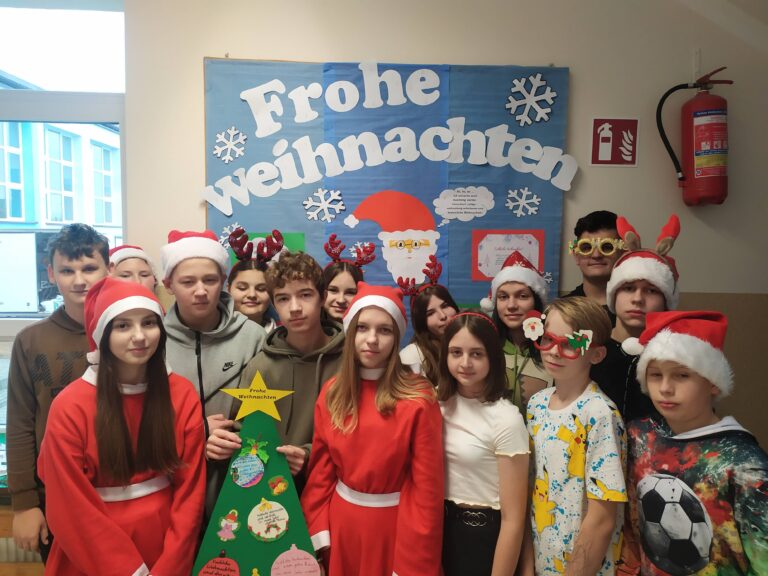 Klasa VII w świątecznym nastroju,  życząca wszystkim w języku niemieckim: Frohe Weihnachten! (Wesołych Świąt!)