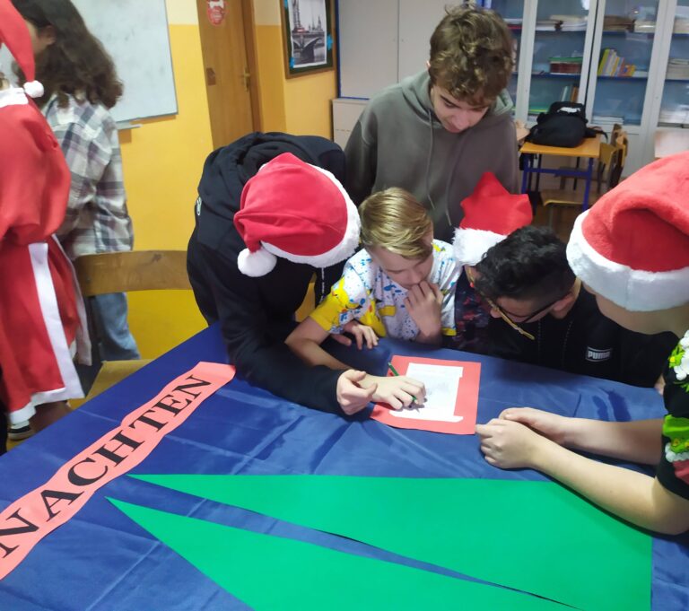 Uczniowie klasy VII podczas realizacji świątecznych zadań.