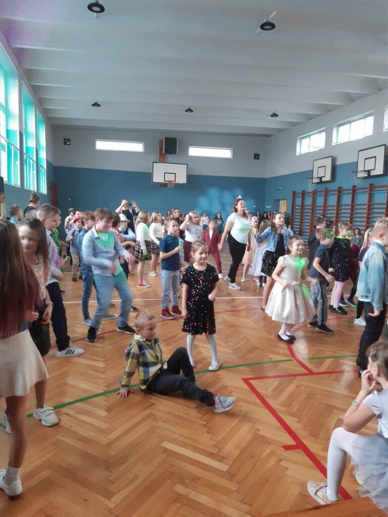 Uczniowie razem z rodzicami w tańcu.