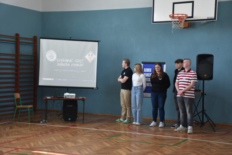 Uczniowie Zespołu Szkół w Żychlinie prezentują swoją szkołę