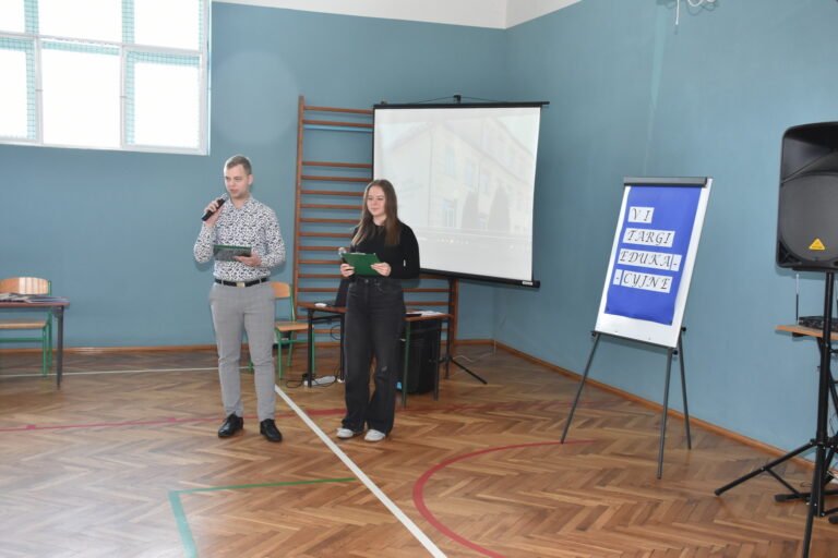 Uczniowie Zespołu Szkół im. Mari Skłodowskiej-Curie w Gostyninie prezentują swoją szkołę.