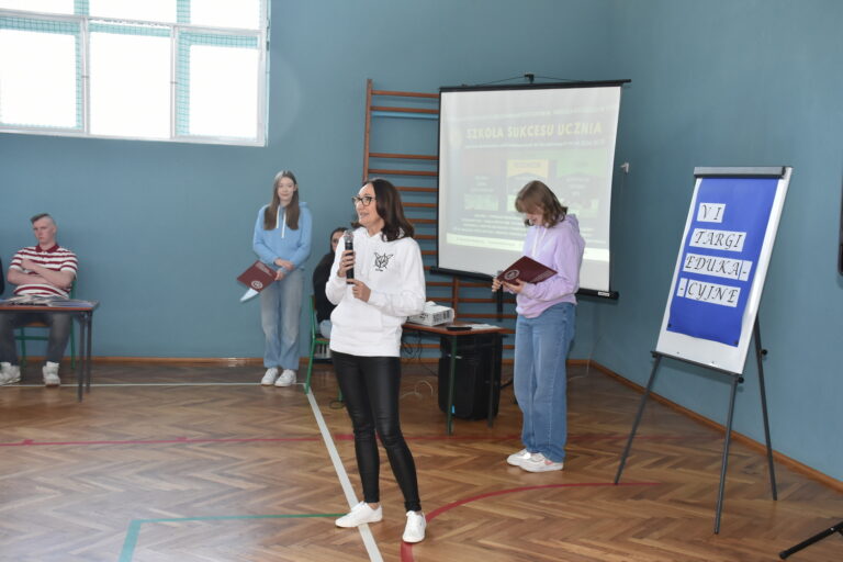 Przedstawiciele Liceum Ogólnokształcące z oddziałami dwujęzycznymi w Gostyninie prezentują szkołę